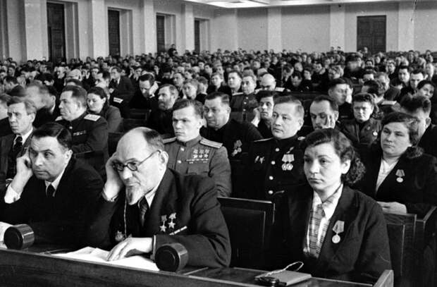 Депутаты отрывались от производства только на время сессий, а не сидели сиднем по 5 - 10 - 15 и даже 20 лет в Думе