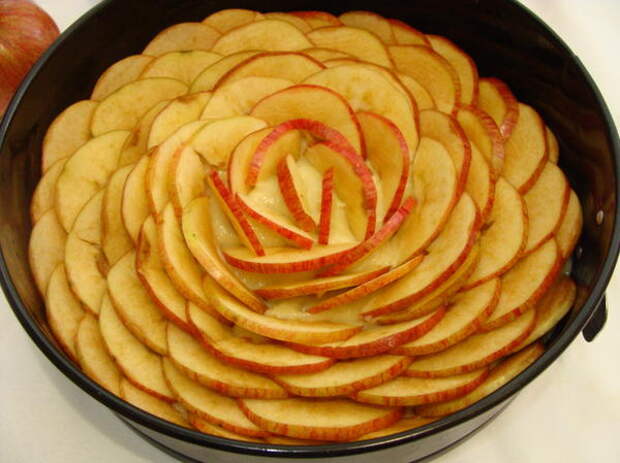 Украшения из яблок. Нарезанные яблоки. Украшения из яблок. Как правильно выложить яблоки сверху пирога. Красиво нарезать яблоки на стол.