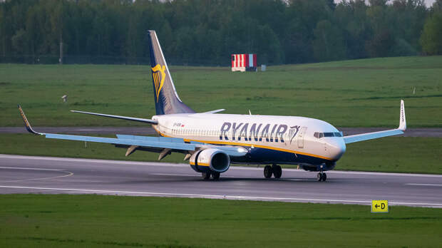 СМИ: самолет Ryanair экстренно сел в Берлине после сообщения о бомбе 