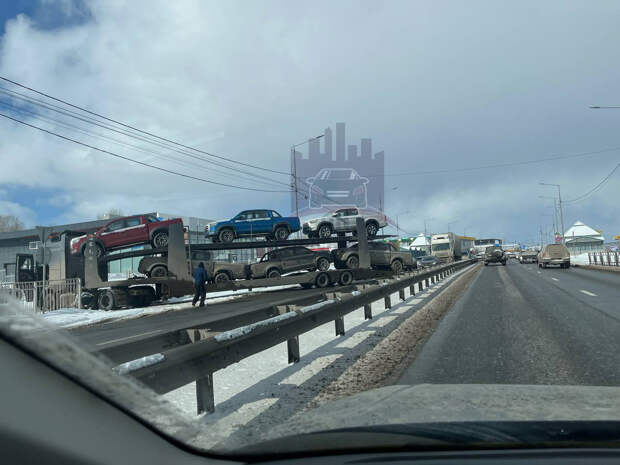 В Красноярске автовоз не вошел по габаритам и перекрыл улицу
