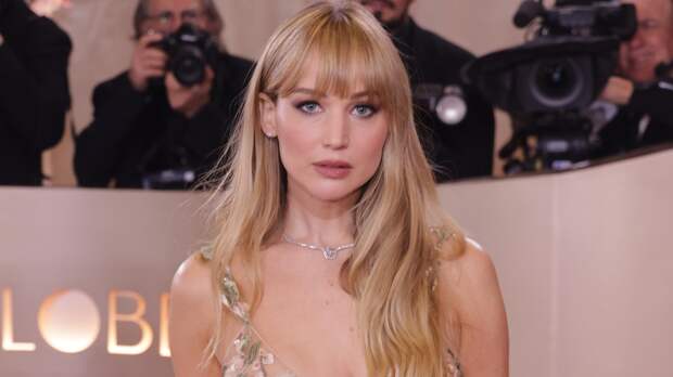 Обнажившуюся на «Золотом глобусе» Дженнифер Лоуренс в прозрачной тунике заметили в Париже