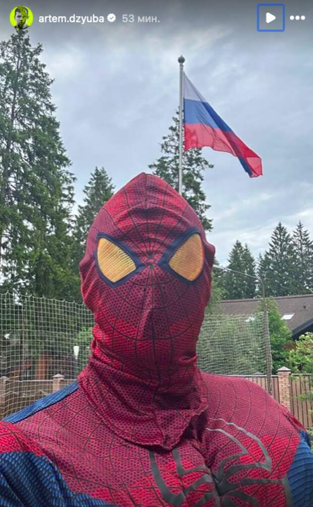 Дзюба выложил фото в костюме Человека-паука на фоне флага России
