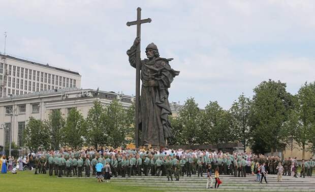 Участники крестного хода в Москве к памятнику князя Владимира в День крещения Руси. 28 июля 2017