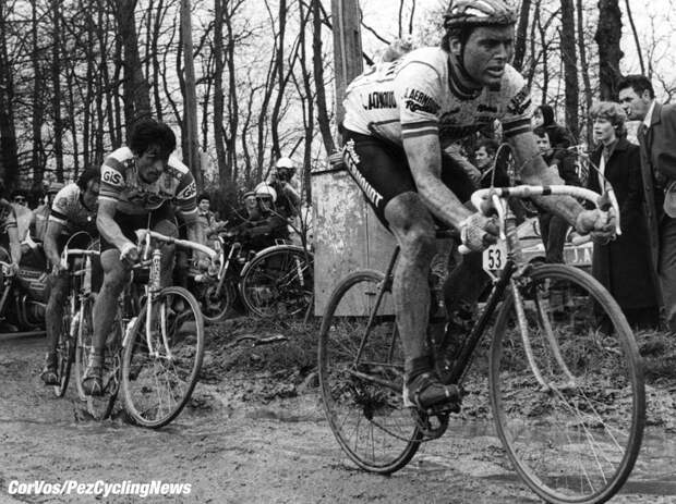 Hennie Kuiper en Francesco Moser in de Hel van het Noorden in Parijs-Roubaix. foto Cor Vos©