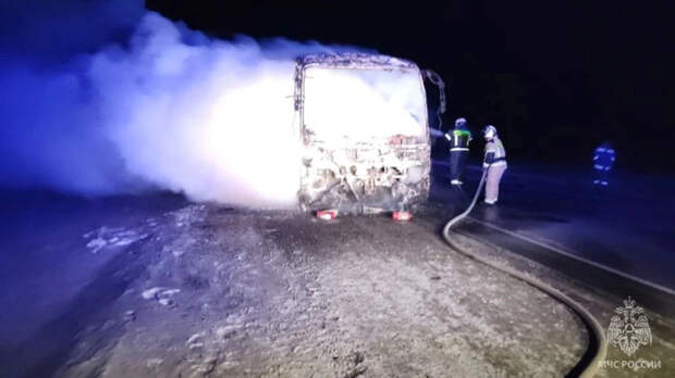 Автобус Рубцовск-Барнаул с 22 пассажирами загорелся на трассе в лютый мороз