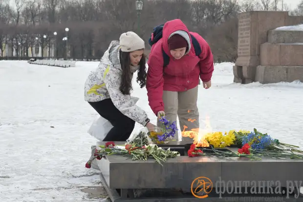 Петербурженки почтили борцов за мир у Вечного огня. И приобщили к этому полицейских