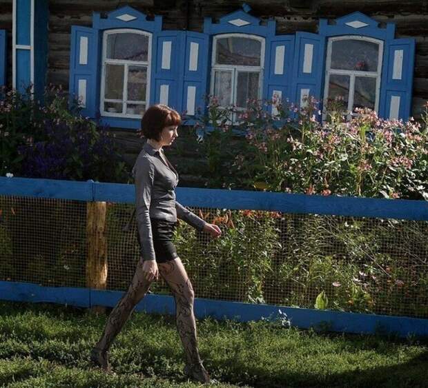 3. Согласитесь, что их образы не сочетаются с окружающей обстановкой