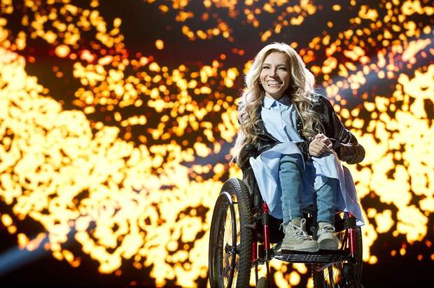 Юлия с детства передвигается на инвалидной коляске и имеет 1-ю группу инвалидности. Фото - Максим Ли / Первый канал 