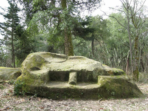 Кудепстинский камень находится ровно в 100 км от комплекса Перевалки