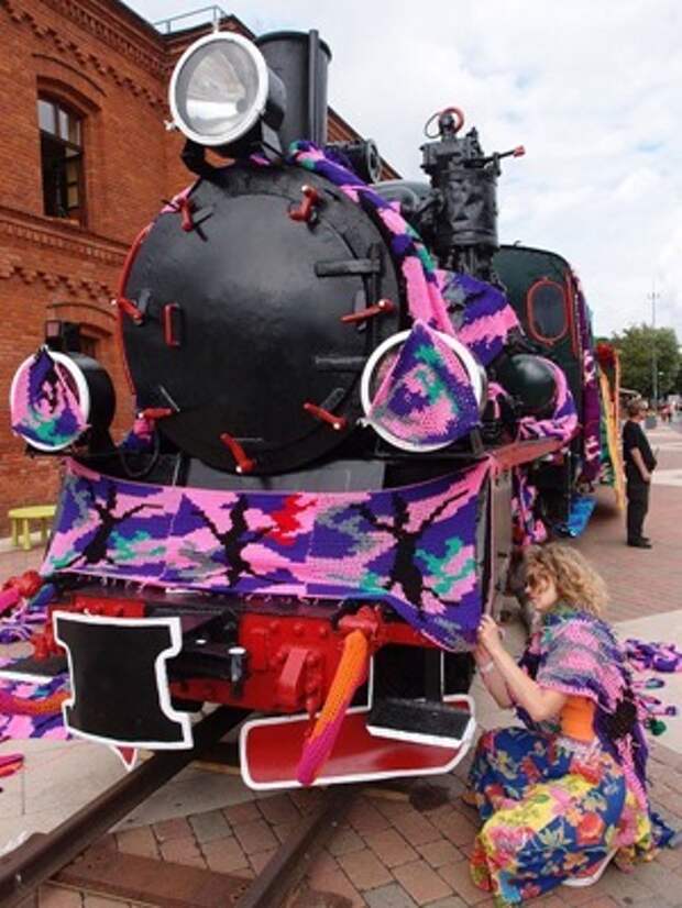 crocheted-locomotive-lodz-poland-by-artist-olek-7