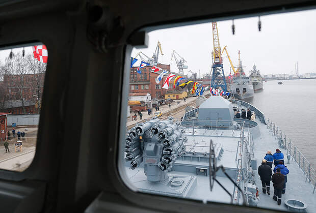 Вид из рубки во время церемонии поднятия Андреевского флага на фрегате "Адмирал Григорович"