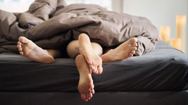 Секс спасут носки: невролог рассказал, почему холодные ноги «крадут» оргазм