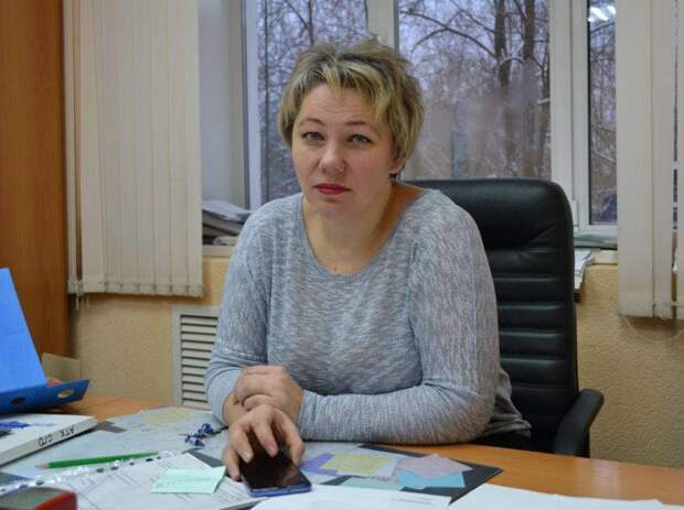 В Свердловской области дочь главврача серовской станции скорой помощи объявила «войну» работникам медучреждения. Она и её подруга выложили в сториз Instagram сообщение: «Ребята!! Нам нужна ваша помощь! Кто увидит сотрудников СМП на вызове, в машине или где-то еще без маски!!! Будьте добры сообщить нам! В ответ вознаградим». В дополнение к этому, они указали сотовый телефон и написали хэштег «войнадаквойна». Сами медики «скорой» считают, что таким образом главврач Ольга Бец мстит им из-за недавней прокурорской проверки, в ходе которой выявились множественные нарушения.