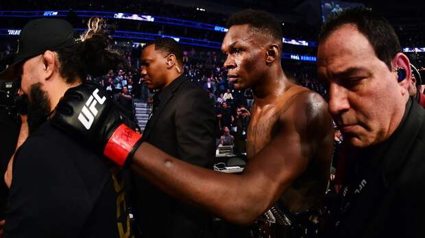 Адесанья провел четвертую успешную защиту титула UFC, победив в реванше Уиттакера