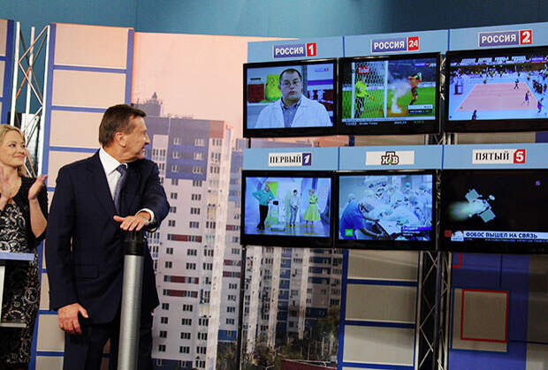 Виктор Зубков нажимает кнопку запуска сети цифрового телевидения в Волгоградской области, 2011