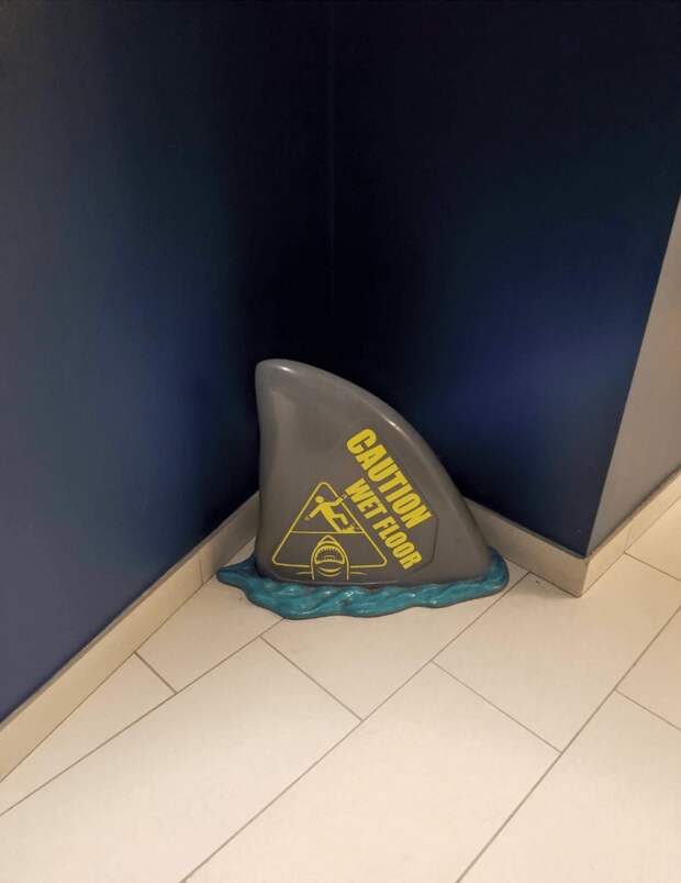 Знак «Осторожно! Мокрый пол» в виде плавника акулы