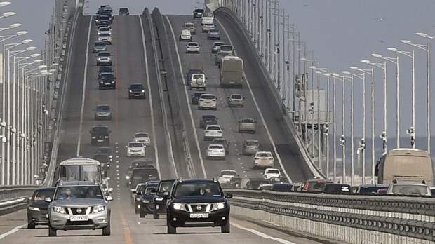 Очереди на автоподходах к Крымскому мосту устранены
