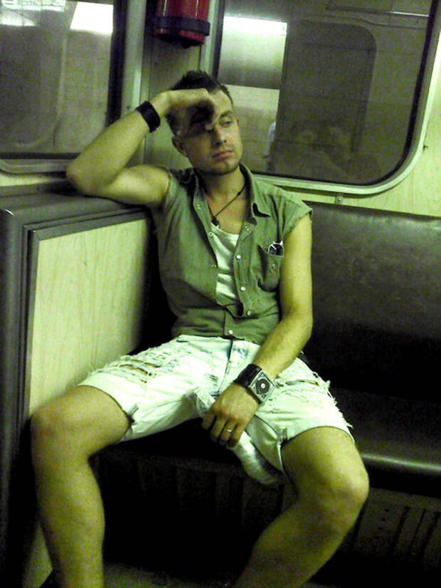 Мужчина сидит раздвинув. Парень в метро. Мужчина сидит в метро. Мужчины с расставленными ногами в метро. Парни с широко расставленными ногами.