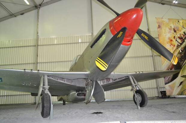 Норт Америкен P-51D «Мустанг» вблизи – качественное изделие массового производства.Его основное вооружение составляли шесть крупнокалиберных пулеметов MG.53-2 – довольно эффективное средство против истребителей и небронированных бомбардировщиков (особенно, японских), но для таких машин, как FW 190F/G это было уже слабовато