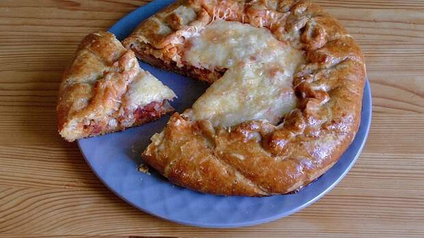 Фото к рецепту: Пирог галета с куриным филе и помидорами/рецепт пирога с курицей и помидорами