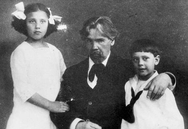 Ната Кончаловская со своим братом и дедом Василием Суриковым.