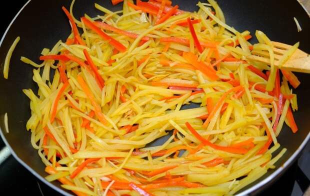 Картошка с мясом и овощами Жареная картошка, Картошка с мясом, Видео, Длиннопост, Рецепт, Еда