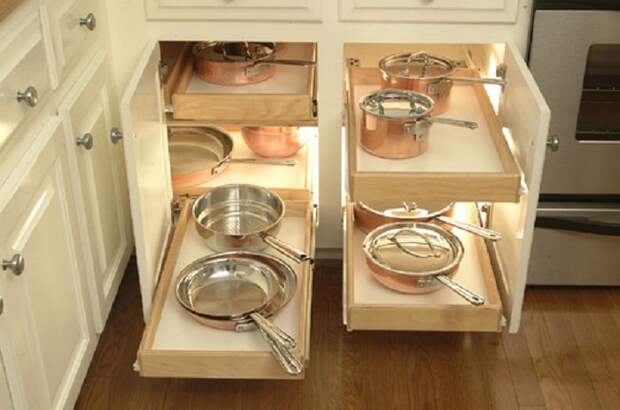 Оптимальный интерьер кухни облагорожен благодаря отличной идеей для хранение сковородок и кастрюль.