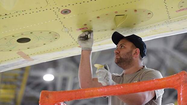 Рабочий в цехе окончательной сборки самолетов Sukhoi Superjet 100 на заводе имени Гагарина в Комсомольске-на-Амуре Санкции делают Superjet неконкурентоспособным по цене, заявил Борисов