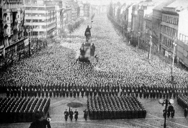 Traurnyj-miting-v-Prage-v-chas-pohoron-generalissimusa-Iosifa-Vissarionovicha-Stalina.png
