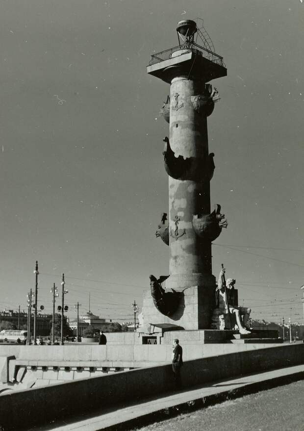 1971. Ростральные колонны