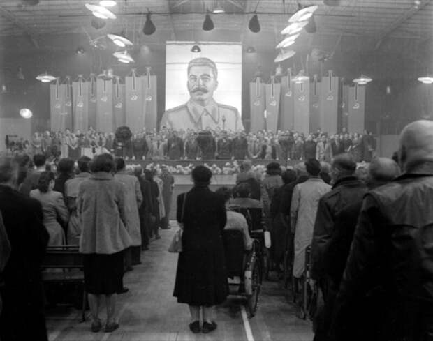 TSeremoniya-proshhaniya-posle-smerti-I.-V.-Stalina-1953-god-Niderlandy.png-e1569100741680.jpg