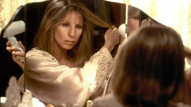 Барбара Стрейзанд в процессе своей трансформации в "У зеркала два лица" (1996)