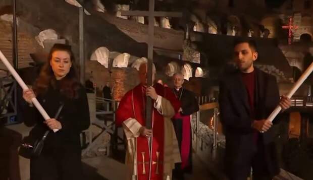 Папа Лев XIV впервые после интронизации провёл Крестный ход у Колизея