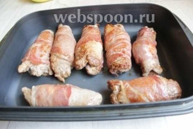 Выкладываем в форму и закрываем крышкой, ставим в духовку на 1 час при 190ºC. В конце я крышку открыла, и где-то 20 минут без неё запекала.