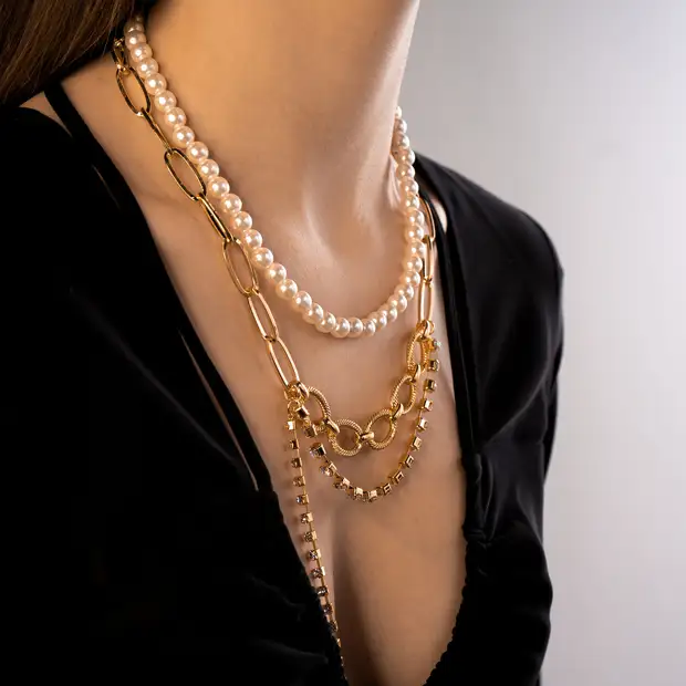 Броши, шляпки и ожерелье: носим любимые аксессуары Елизавета II