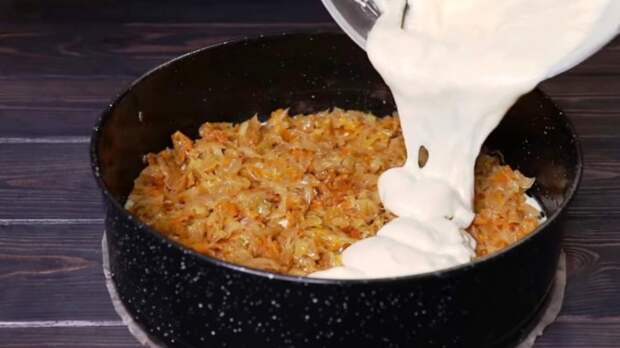 Съели за один раз! Заливной пирог с капустой: быстрый и очень вкусный