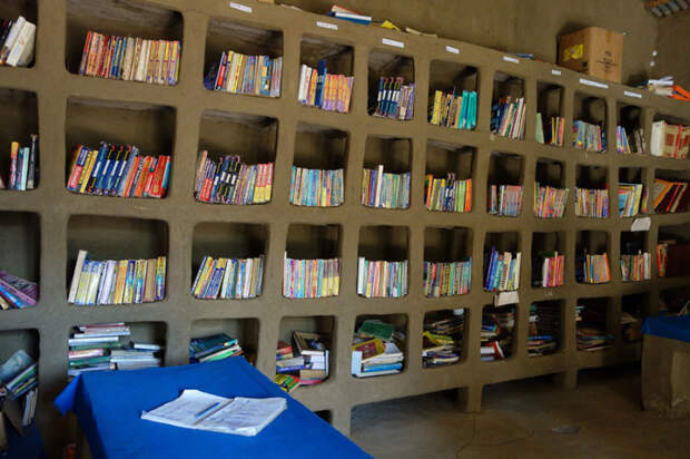 Библиотека в Аура Амба в основном состоит из учебников для школьников.  