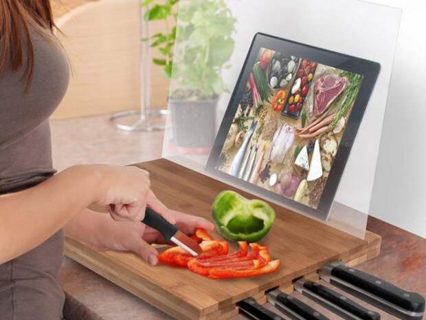 Удобный пример удачного обустройства рабочего места на кухне - доска с подставкой для планшета.