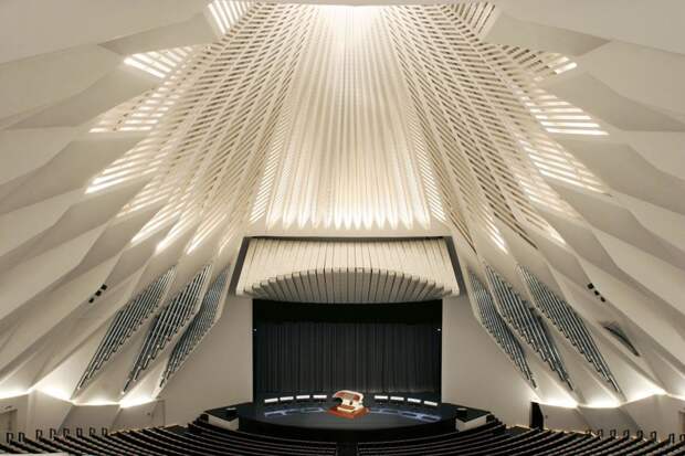 Основной зал "Симфония" занимает 6 471 м² и имеет 1616 посадочных мест. Зал оборудован органом. архитектура, интересное, испания