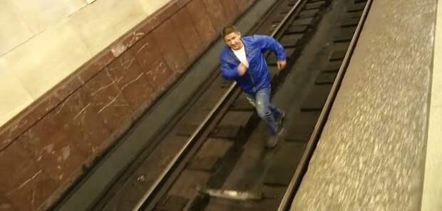 человек упал на рельсы в метро фото