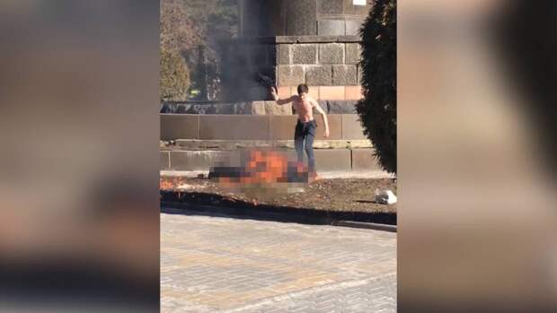 Мужчина совершил акт самосожжения на главной площади в Шахтах