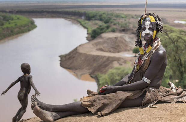 22 драматических снимка о племенах, которые мы убиваем своими путешествиями
