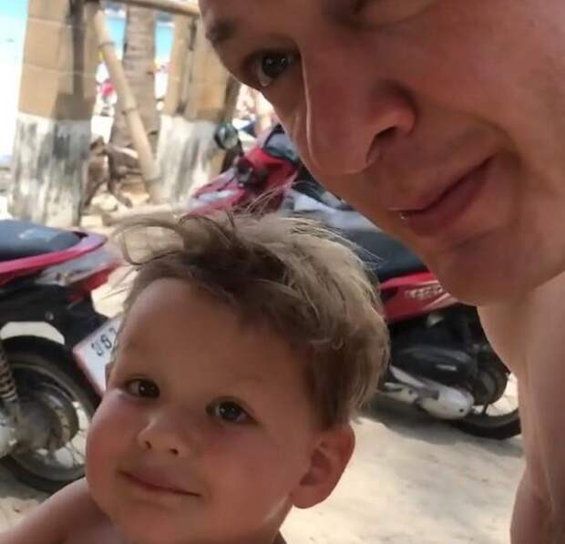 Актер с сыном в Таиланде Актер с сыном в Таиланде