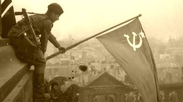 Установка красного флага на крышу Рейхстага 