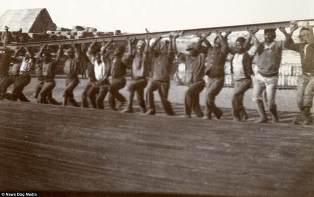 Были созданы отдельные лагеря для коренных африканцев. На фото: южноафриканские мужчины передвигают рельсы железной дороги, при этом напевая (1901) англия, война, жуткие фотографии, исторические фото, история, концлагерь, фото, хроника