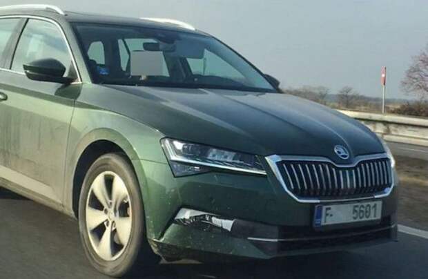 Обновленный Skoda Superb 2019 засняли без камуфляжа