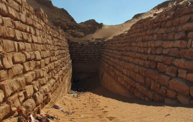 засыпанный песком вход в пирамиду Сехемхета.