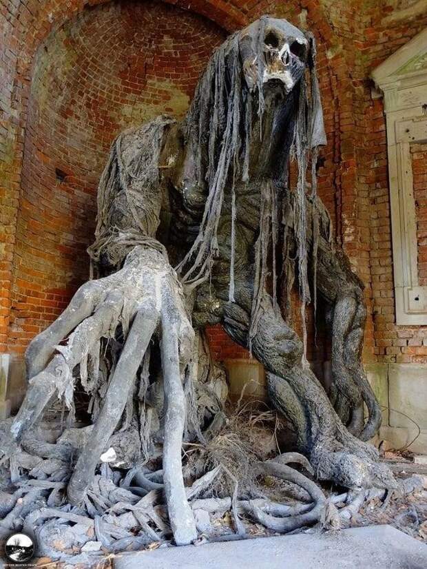 Демоническая скульптура в заброшенном мавзолее в Польше