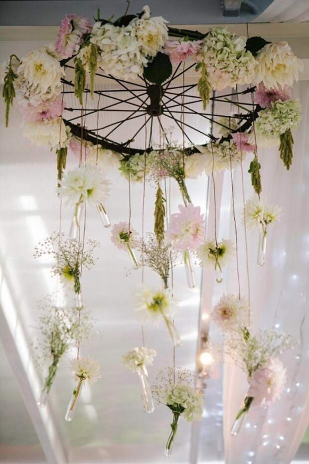 Замечательное украшение для свадьбы сделано из колеса и цветов, просто и прекрасно.