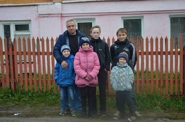 Семью, в которой отец-одиночка воспитывает пятерых детей, сняли с очереди на жилье город Владимир, дети, отец-одиночка, очередь на жильё